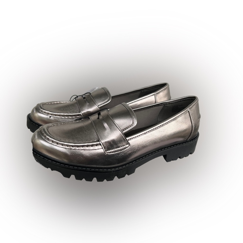 NEW with tags Arizona Jean Co Metallic Silver Loafers Size 9.5M